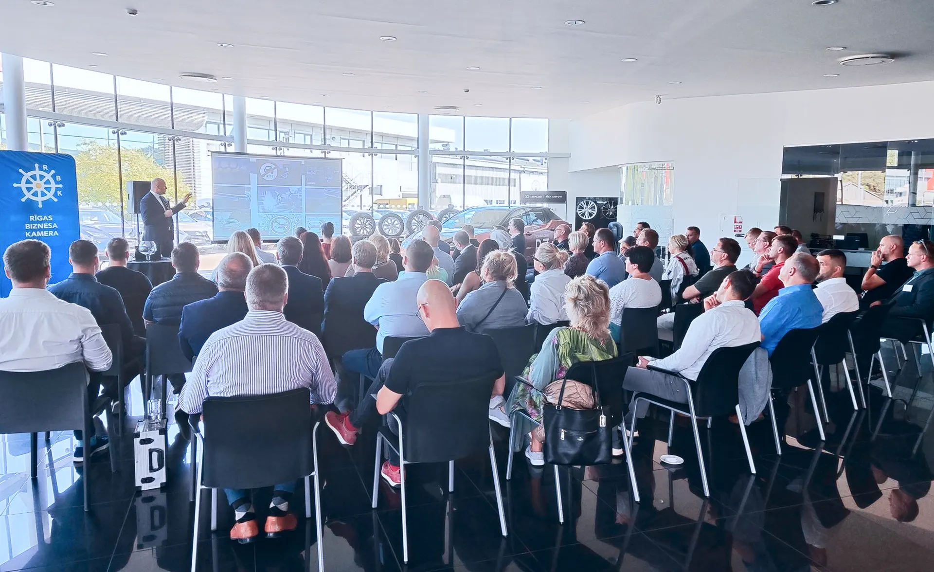 Biznesa profesionāļi sadarbojas modernā biroja vidē